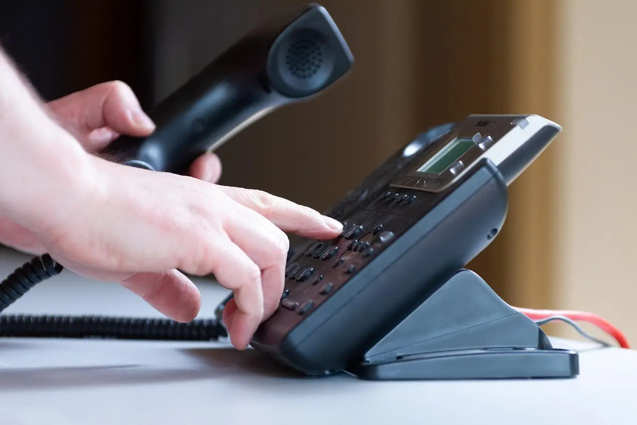 Skal jeg ringe tilbage til telefonnummer 27791816?